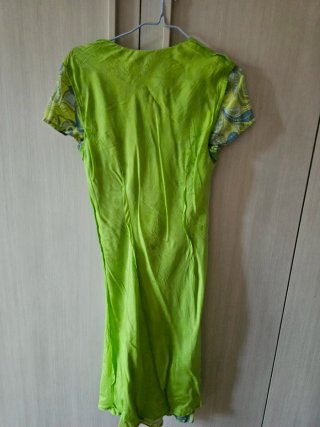 Vestito in pura seta compresa la fodera.