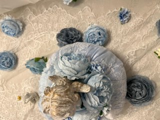 Pouf azzurro artigianale con angioletto