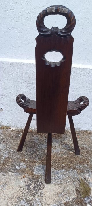 Silla paridera de madera tallada antigua .