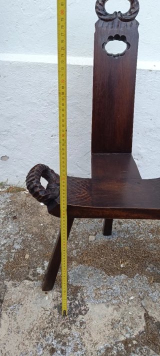 Silla paridera de madera tallada antigua .