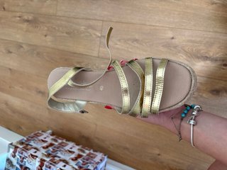 Sandalias doradas de Ulanka, talla 40