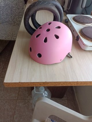 Casco para patinete y ruedas para patinete nuevas