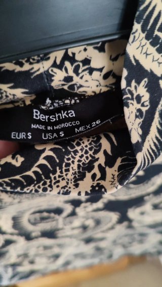 Top Bershka dragón corto