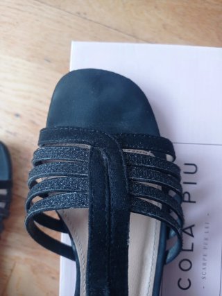 Sandalias negras con tacón medio