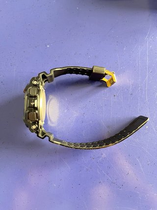 Reloj Shock negro y dorado nuevo