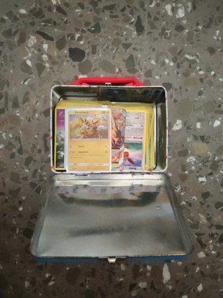 Caja con cartas Pokémon