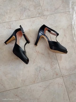 Zapatos negros de taconazo de fiesta de chica