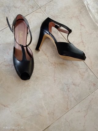 Zapatos negros de taconazo de fiesta de chica