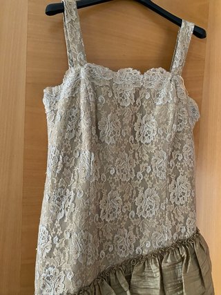 Elegante vestido largo de fiesta en tonos dorados