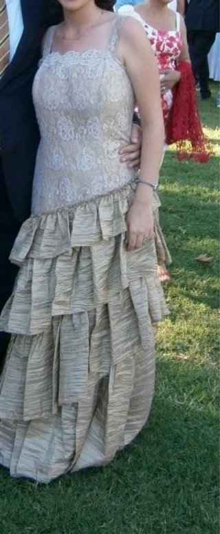 Elegante vestido largo de fiesta en tonos dorados