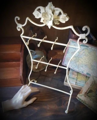 Antiguo colgador de joyas o bisutería