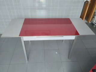 Mesa de cocina roja/gris. Sillas a juego.