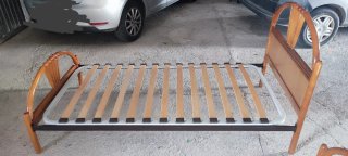 Dos camas con cabezal y somier