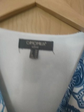 Abito estivo con maniche e scollo incrociato