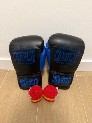 Guantes Boxeo Charlie y Vendas Rojas
