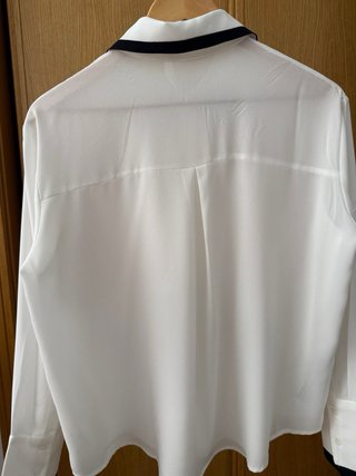 Camisa Mango Blanca con Cuello Negro