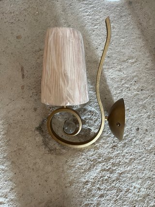 Lámpara de pared dorada con abalorios