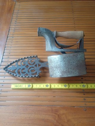 plancha de carbón con sello Mondragón