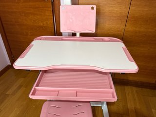 Mesa y silla de escritorio regulable