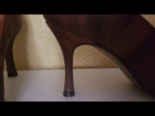 Zapatos de tacón marrones con hebilla