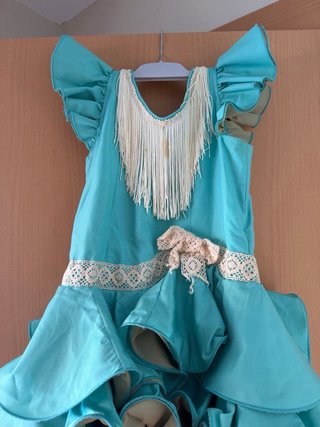 Traje de Flamenca verde agua con flecos beige