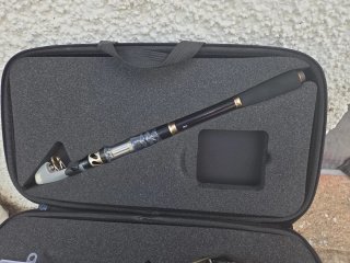 Maletín pesca: caña, carrete y señuelos. MAGREEL.