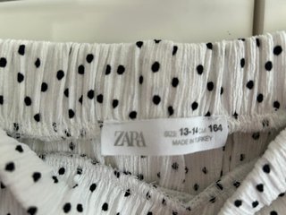 Pantalones Zara blancos lunares