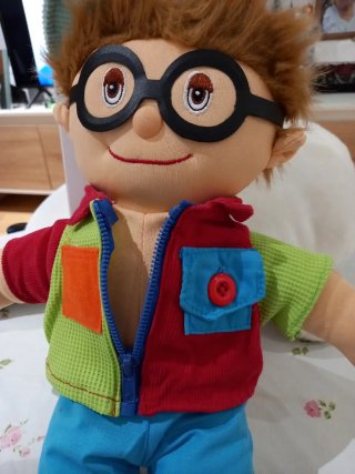 Muñeco de trapo niño gafas y gorra