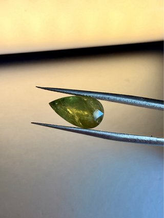 Zafiro Natural 3.04 ct el Oro Verde de Oriente