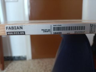 Estante de madera con escuadras