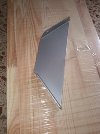 Estante de madera con escuadras