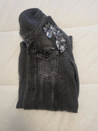 Cazadora vaquera negra Pepe Jeans con pedrería