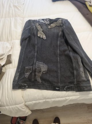 Cazadora vaquera negra Pepe Jeans con pedrería