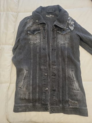 Cazadora vaquera negra Pepe Jeans con pedrería