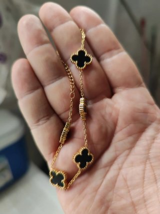 Pulsera tréboles negros y dorada