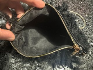 Pochette nera piume e perle