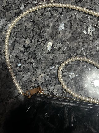 Pochette nera piume e perle