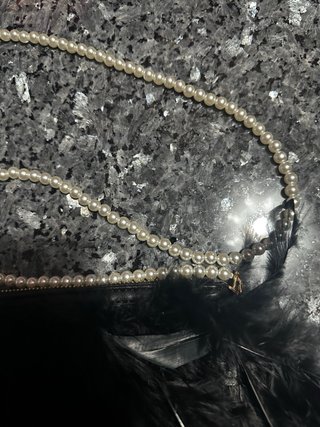 Pochette nera piume e perle