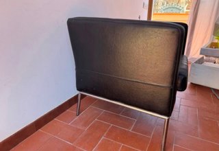 Poltrona in pelle nera