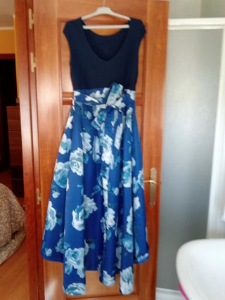 Vestido de fiesta azul con flores blancas