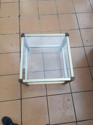 Mesa baja cristal y metal dorado