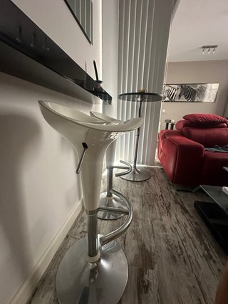 Juego de 2 taburetes de barra blancos y mesa .