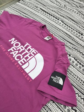 Camiseta The North Face Morada