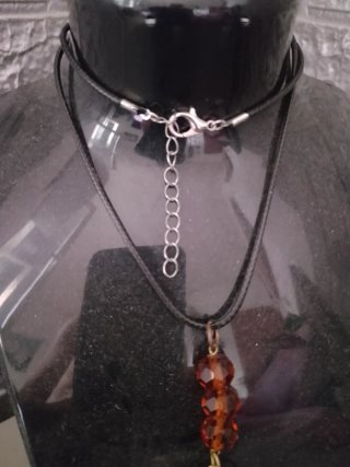 Collana con ciondolo spirale e perle arancioni