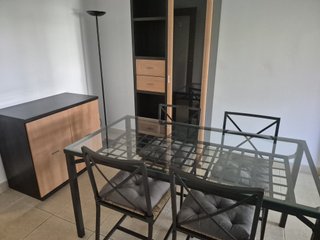 4 muebles comedor madera y negro, mesa y sillas