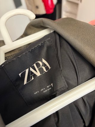 Chaqueta Zara efecto piel