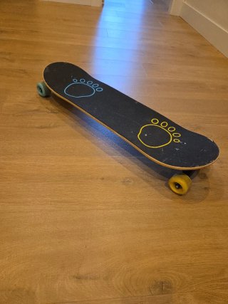 Tabla de skate infantil con huellas