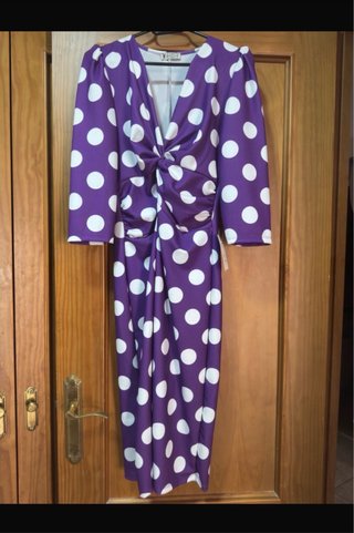 Vestido púrpura con lunares blancos