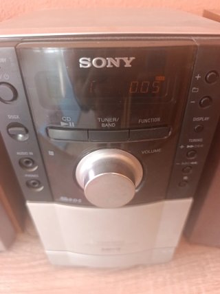 Equipo de música Sony con 2 altavoces