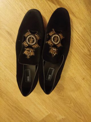 Mocasines ASOS negros con adornos dorados